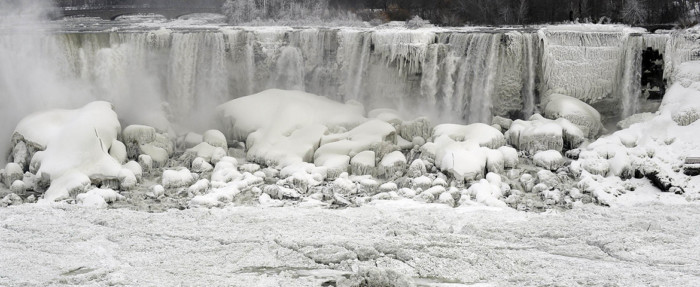The U.S. side of the Niagara Falls is pictured in Ontario, January 8, 2014.  The frigid air and "polar vortex" that affected about 240 million people in the United States and southern Canada will depart during the second half of this week, and a far-reaching January thaw will begin, according to AccuWeather.com.   REUTERS/Aaron Harris (CANADA  - Tags: ENVIRONMENT TRAVEL)